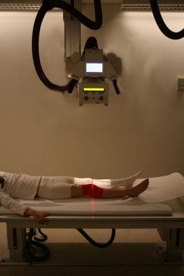 Patient receiving x-ray Photo: Wikimedia Commons
